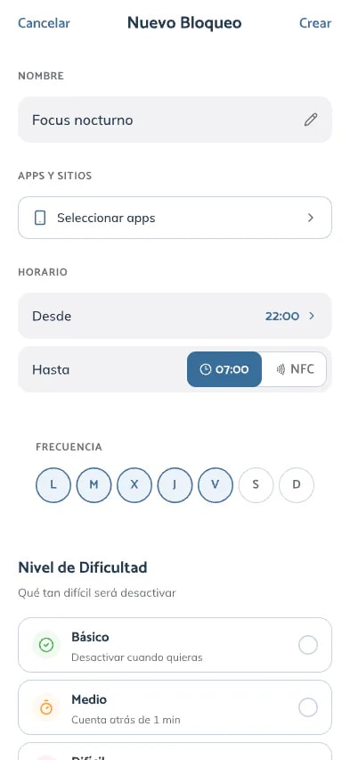 Formulario de bloqueo nuevo en Impulse para iPhone: nombre, apps y sitios, horario de 22:00 a 07:00 con desbloqueo por NFC, frecuencia por días y nivel de dificultad con Físico seleccionado.